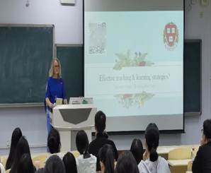 为拓宽师生国际化视野