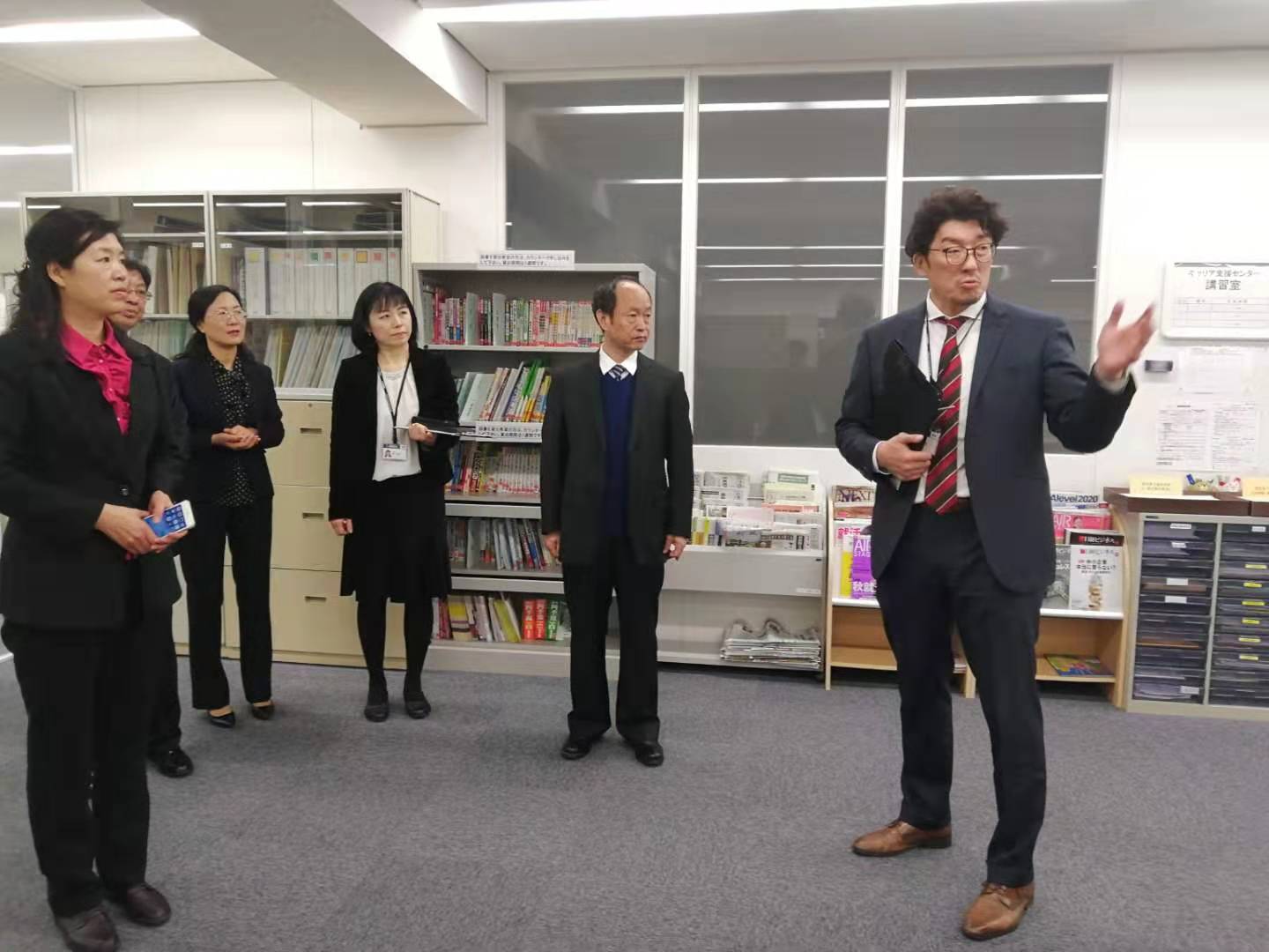 胡连利书记向外方院校介绍了利生手机版
